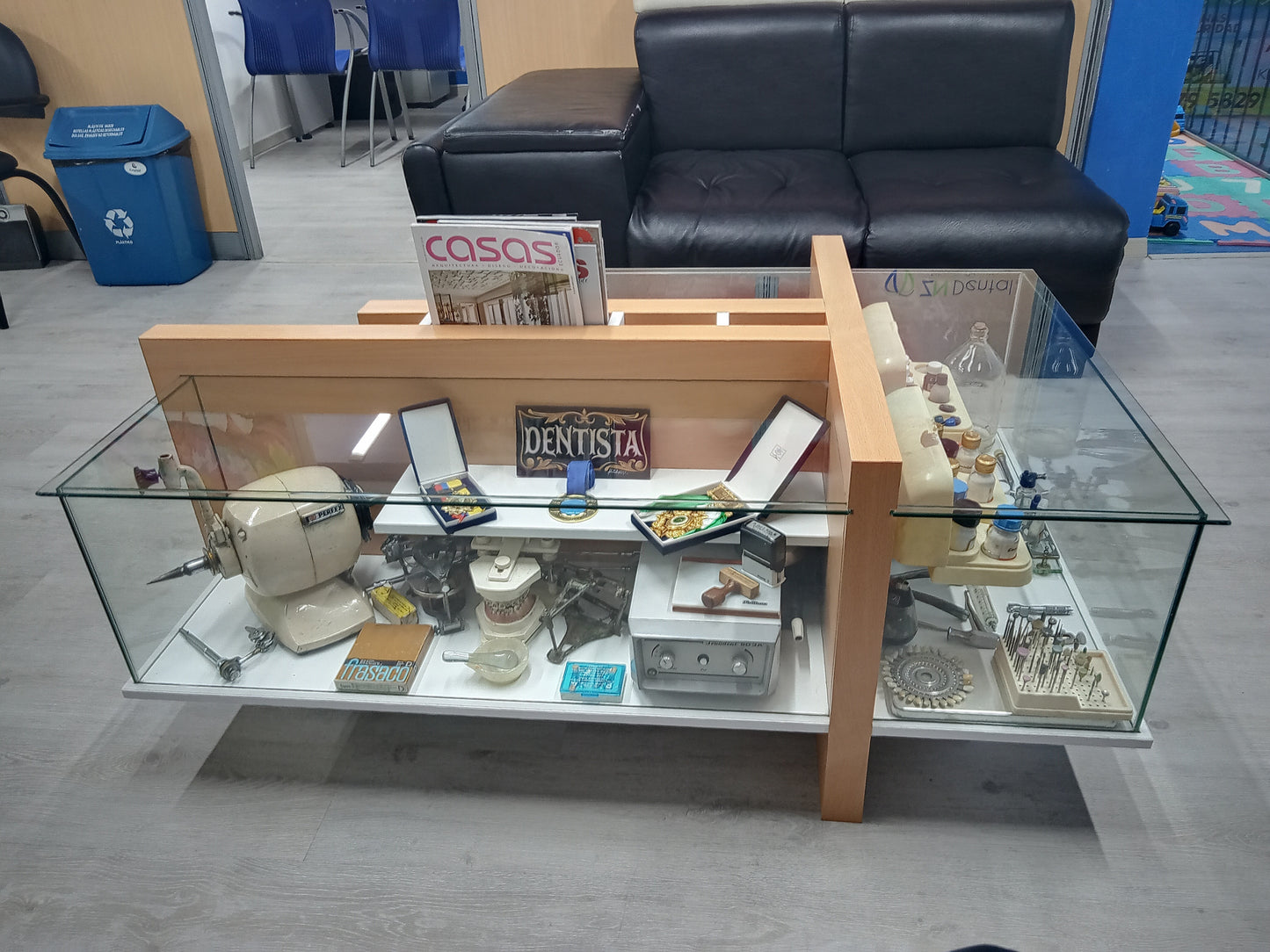 Mesa de centro exhibidor